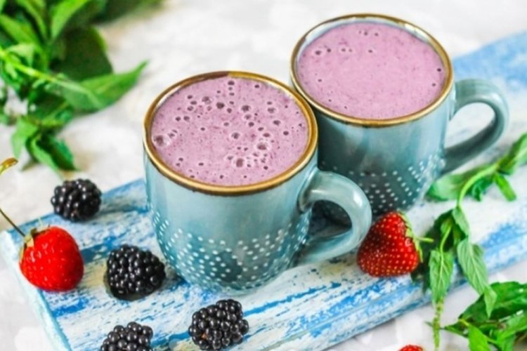 Смузи из клубники и ежевики