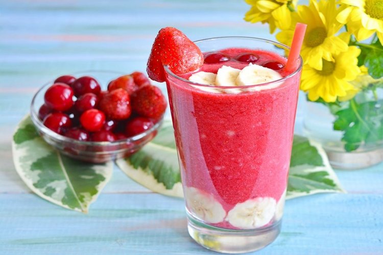 Смузи из клубники и черешни