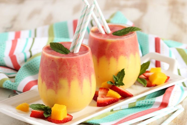 Смузи «Тропический рай» из манго и клубники