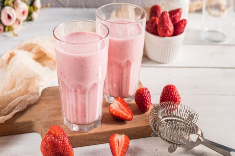 Клубничный смузи со сливками и миндальным молоком