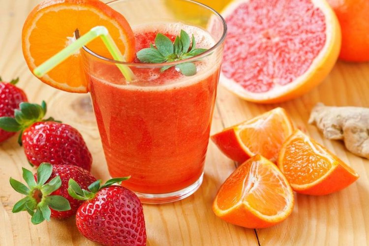 Смузи с клубникой, мандаринами, имбирем и грейпфрутом