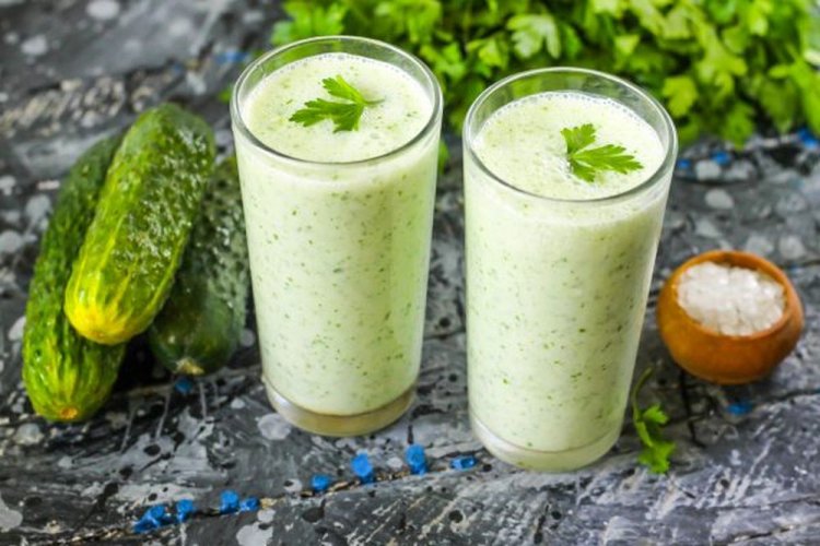 Смузи с кефиром, огурцом и петрушкой