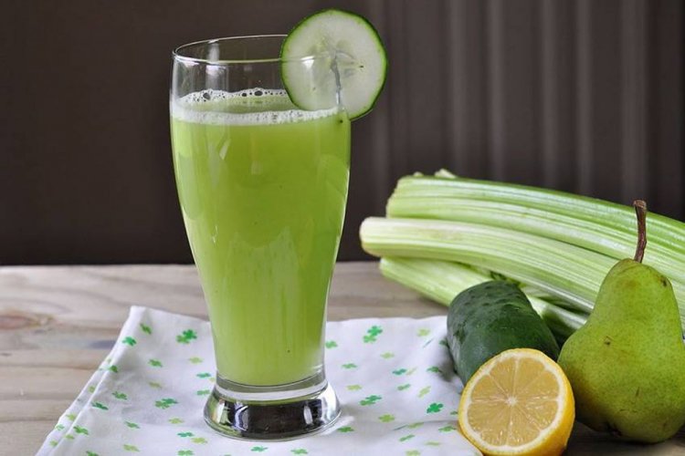 Огуречный смузи с грушей, сельдереем и лимоном