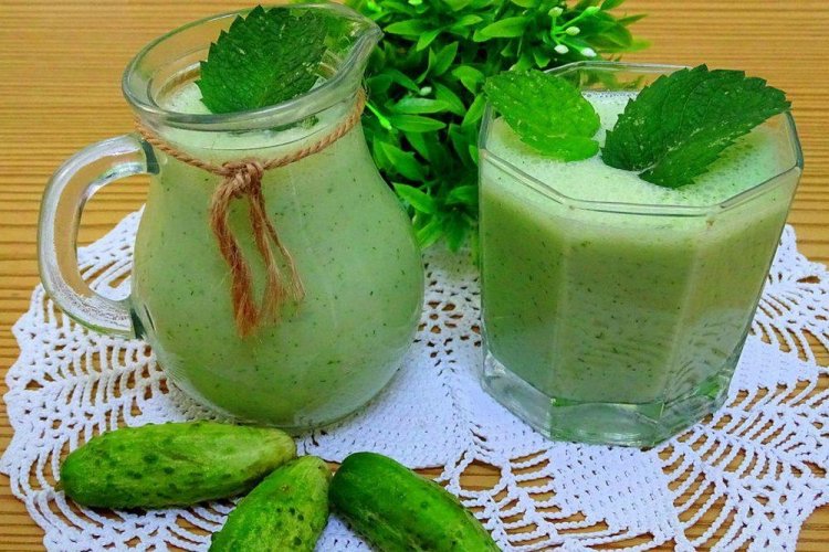 Смузи с огурцом, мелиссой и кефиром