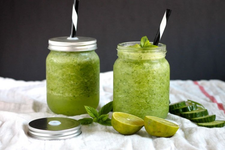 Смузи с огурцом, лаймом и мятой