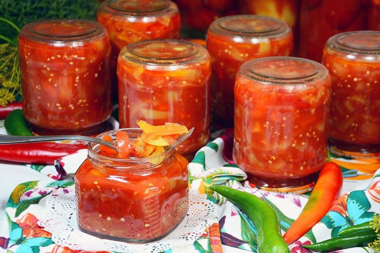 Лечо из помидоров, лука, болгарского и острого перца