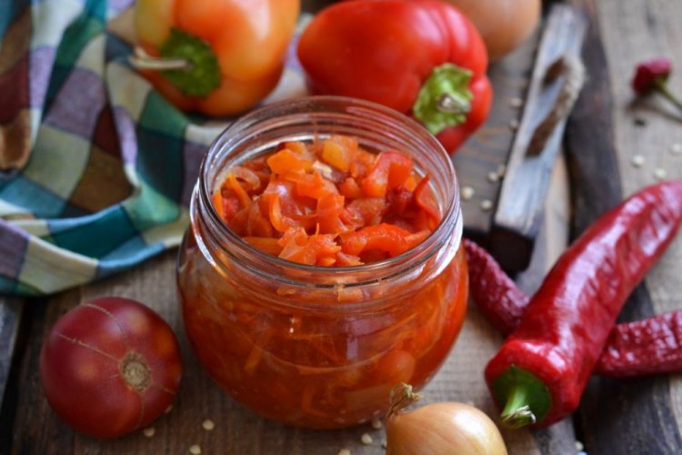 Лечо с острым перцем, морковью и луком