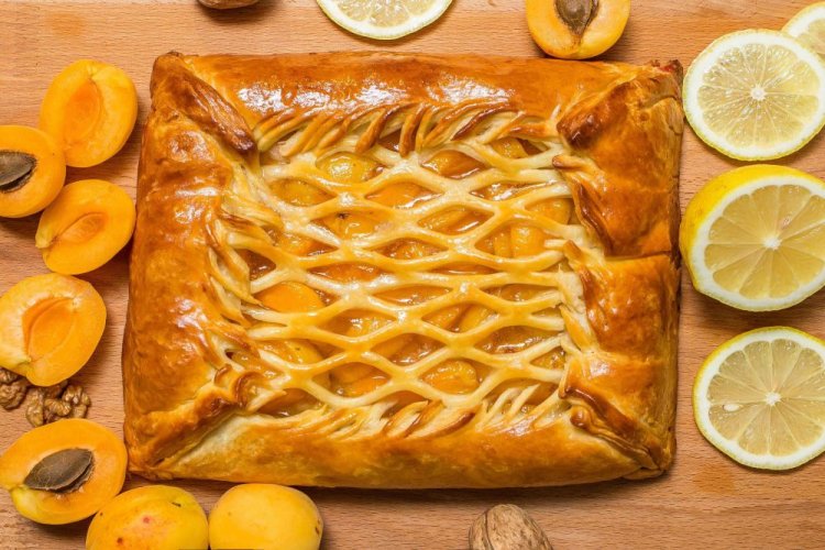 Абрикосово-лимонный пирог из слоеного теста