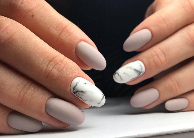 Светлый мраморный маникюр
