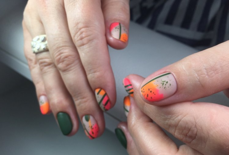 Цветовые контрасты на короткие ногти
