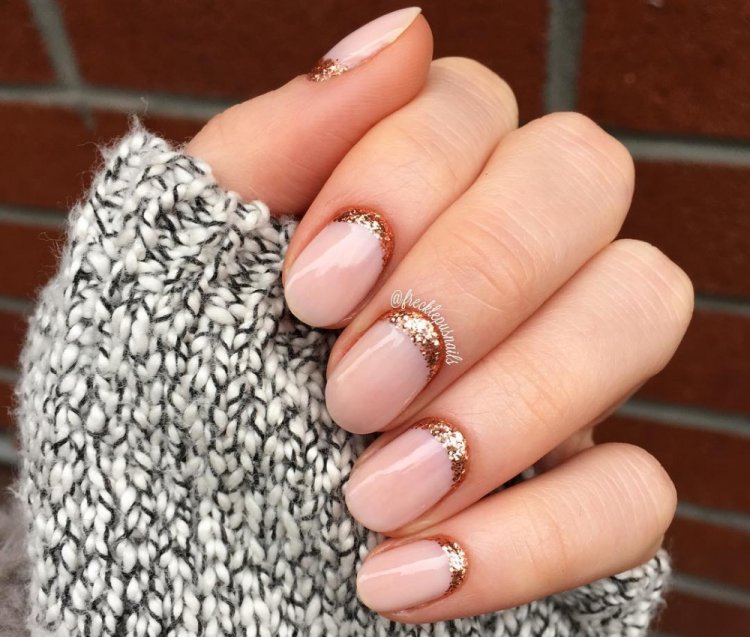 Лунный маникюр с блестками