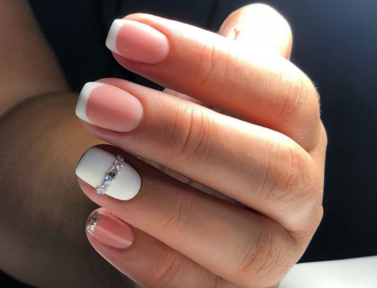 Минималистичный маникюр со стразами