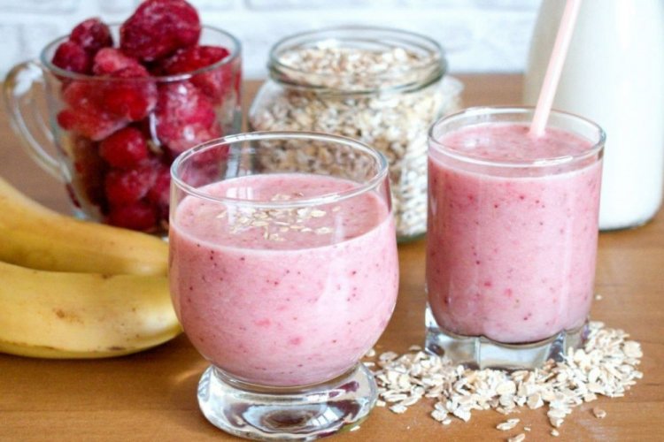 Смузи из бананов, овсянки и замороженной клубники