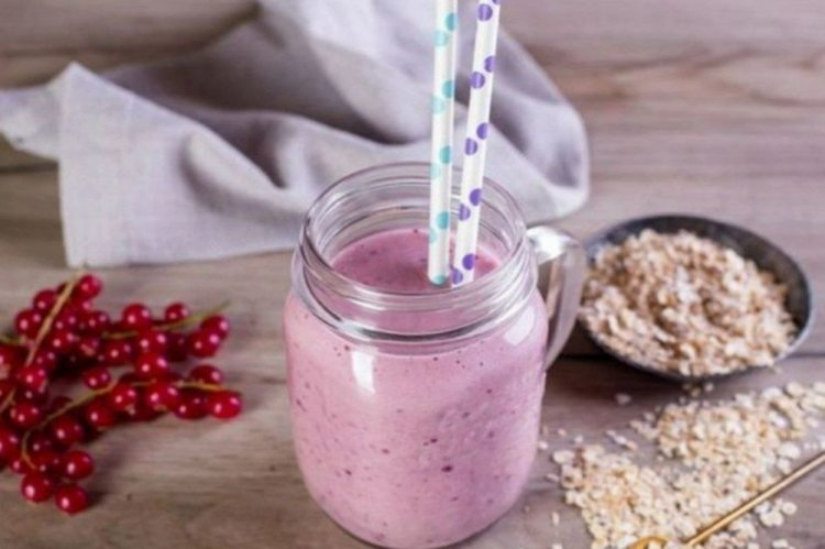 Молочный смузи с красной смородиной и овсянкой