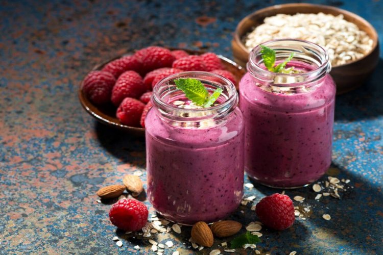 Малиновый смузи с миндальным молоком и овсянкой