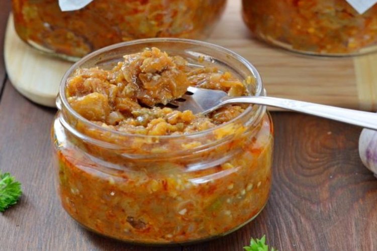 Баклажанная икра с кусочками сладкого лука