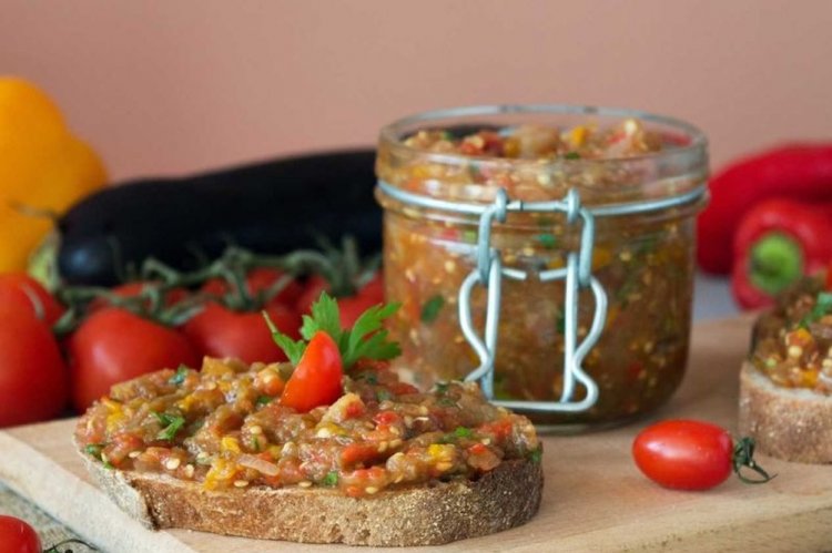 Баклажанная икра с болгарским перцем, помидорами и петрушкой