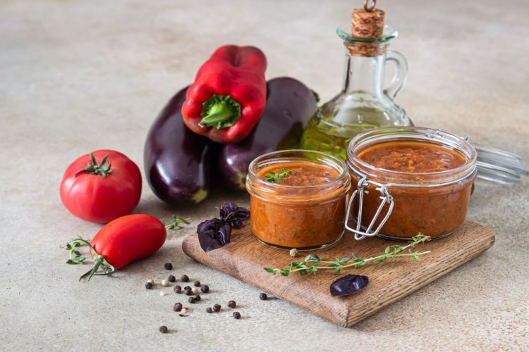 Икра из баклажанов с помидорами, сладким перцем и базиликом