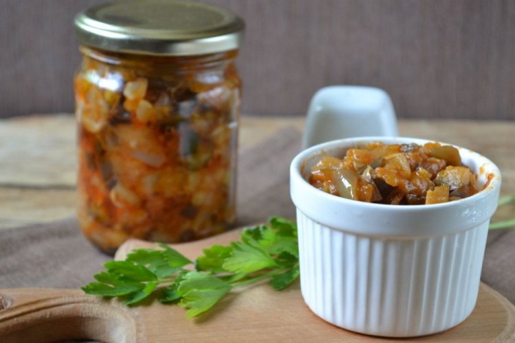 Икра из баклажанов и кабачков кусочками