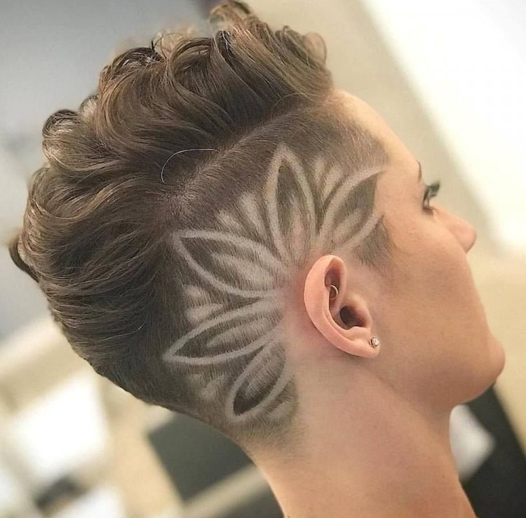 Ирокез с выбритыми узорами