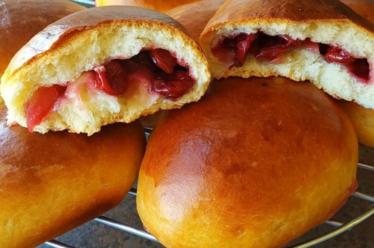 Пирожки с вишней из дрожжевого теста без яиц