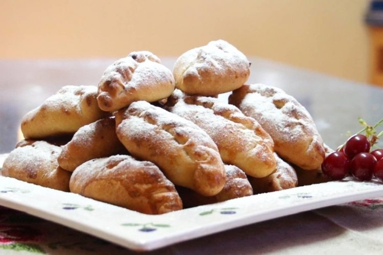 Пирожки с вишней и творогом