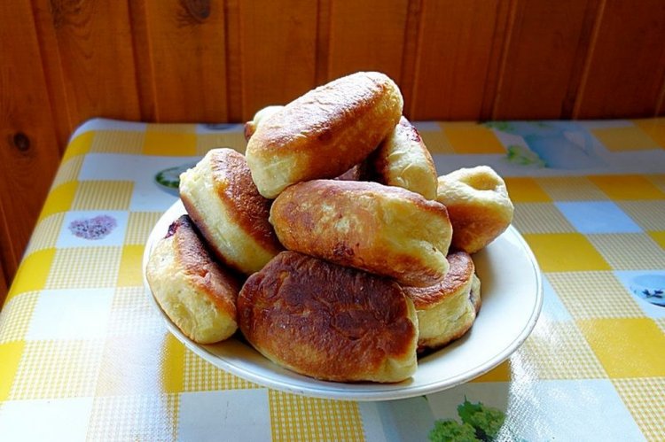 Жареные пирожки с вишней и черникой