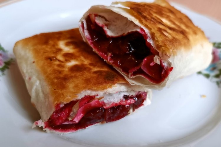 Пирожки из лаваша с вишней