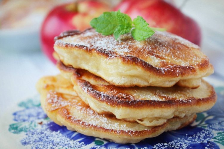 Оладьи на дрожжах с яблоками