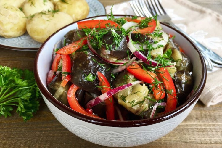 Баклажаны по-корейски с болгарским перцем и луком