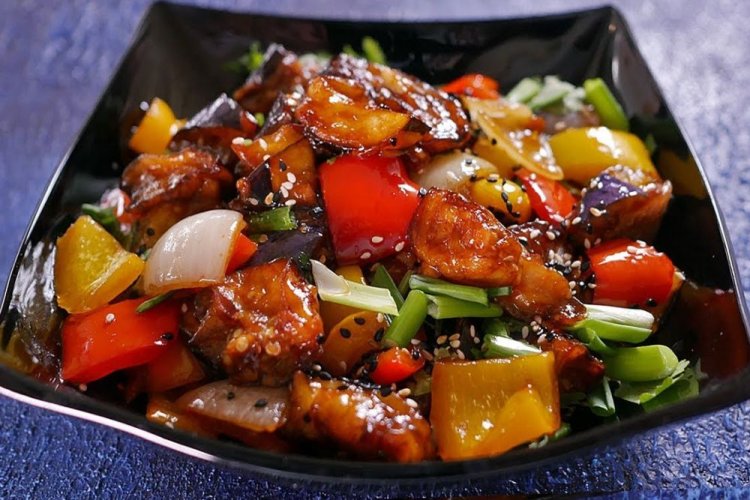 Острые баклажаны с луком, чесноком и помидорами