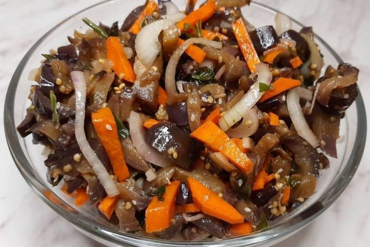 Баклажаны по-корейски с морковью и луком