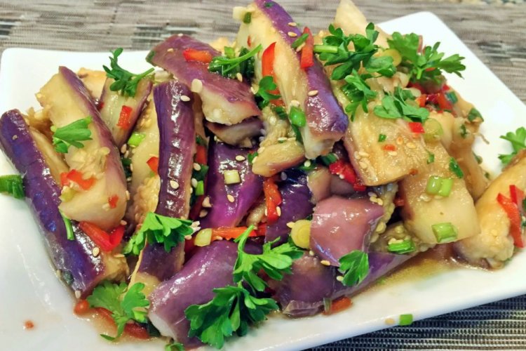 Острые баклажаны по-корейски с болгарским перцем и зеленью