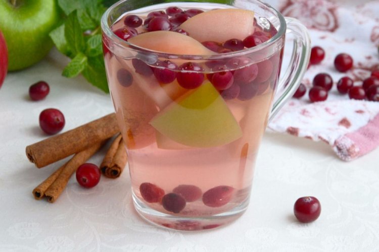 Компот с красной смородиной, яблоками и корицей