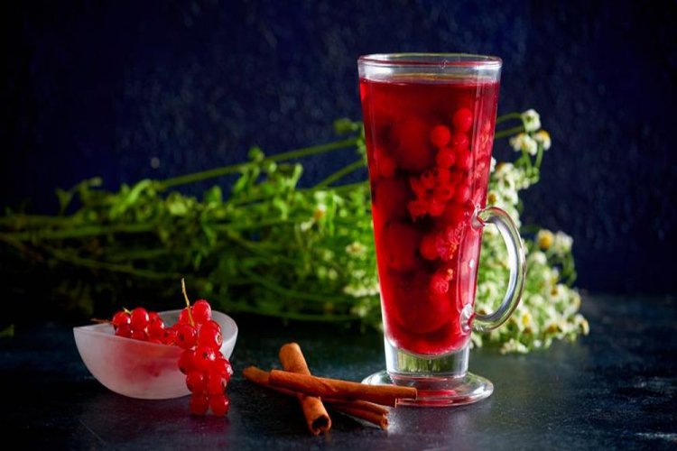 Компот из красной смородины, вишни и корицы