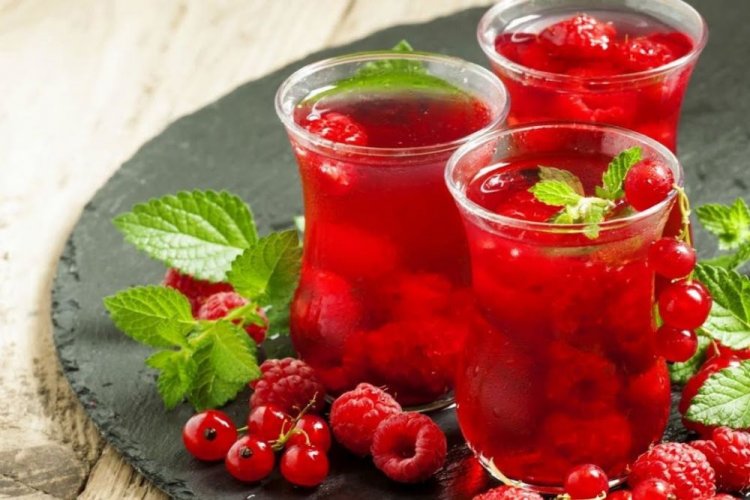 Компот из малины и красной смородины