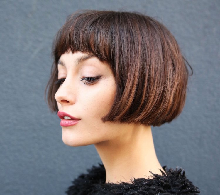 Короткое каре с прямой челкой