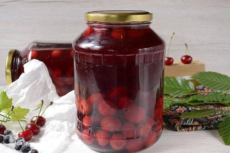 Компот из черной смородины и вишни с косточками