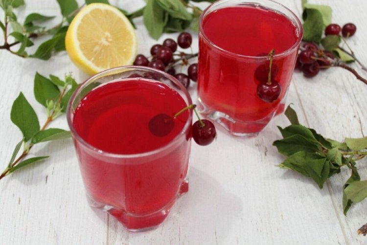 Компот из вишни с лимонами