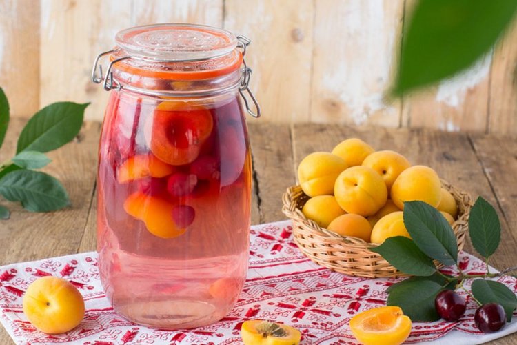 Компот из абрикосов и вишни с косточками