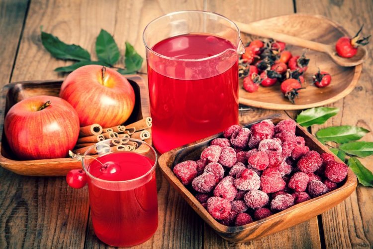 Компот из яблок, вишни, малины и шиповника