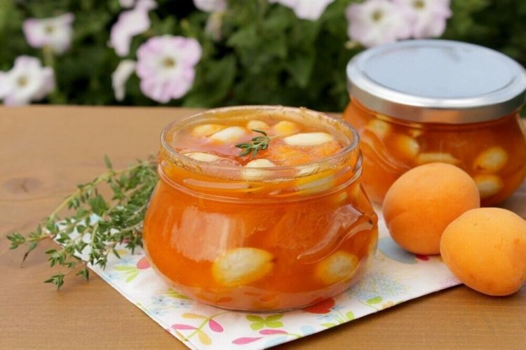 Варенье из абрикосов с ядрышками и лимонным соком