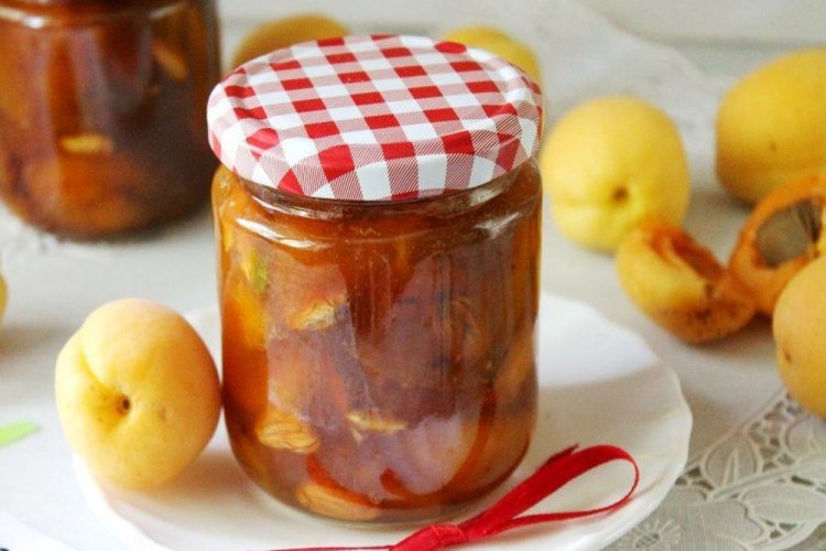 Абрикосовое варенье с ядрышками и коньяком