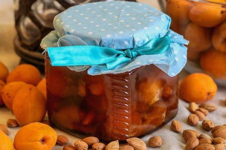 Абрикосовое варенье с ядрышками и корицей