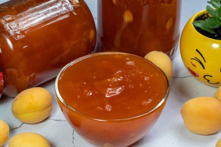 Жидкое варенье из абрикосов с ядрышками