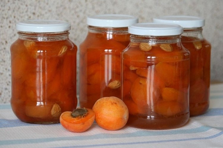 Абрикосовое варенье половинками с ядрышками