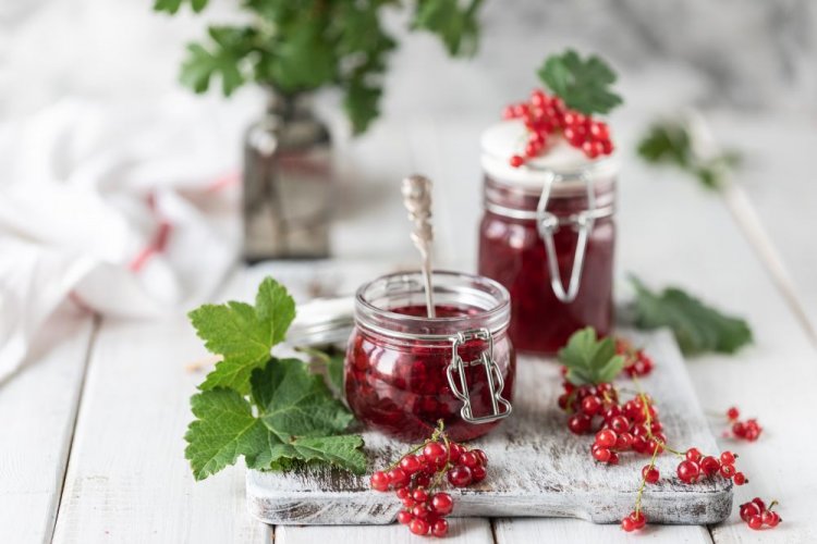 Целые ягоды смородины в собственном соку на зиму