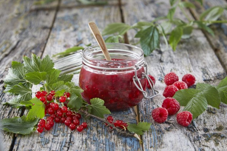 Красная смородина с малиной и сахаром на зиму