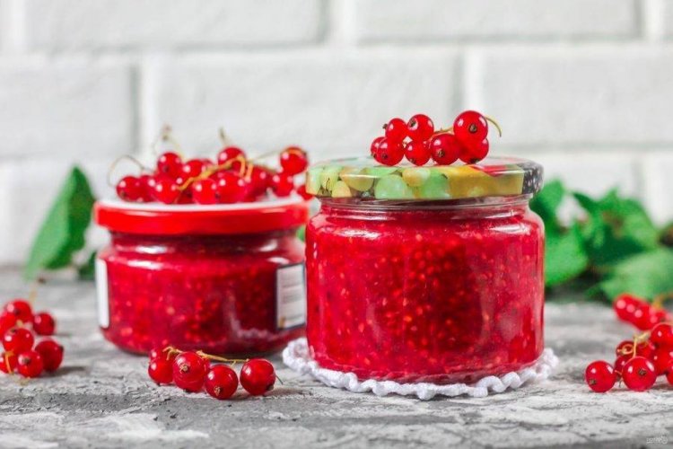 Красная смородина с лимонной цедрой и сахаром на зиму