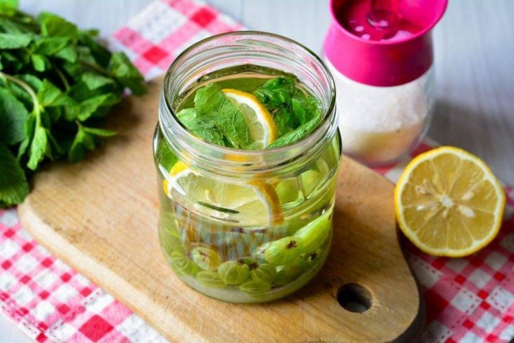 Компот из крыжовника, лимона и мелиссы